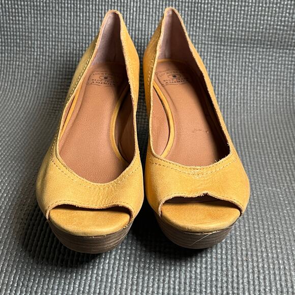 Lucky Brand Issy 2 Wedge Heels Womens 8.5M Yellow Leather Slip On Peep Toe - Picture 2 of 11